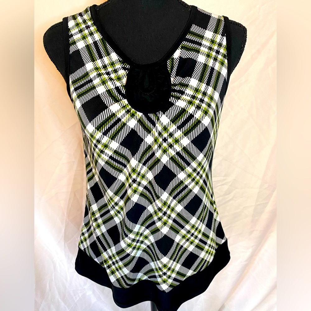 Sleeveless top with small black design in front made by JTB
